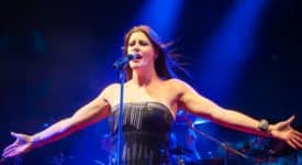 Pinkpop 2020, Floor Jansen - Foto: Tuomas Vitikainen [CC BY-SA (https://creativecommons.org/licenses/by-sa/3.0)]