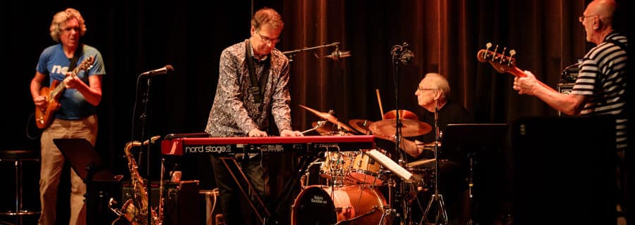 Soft Machine naar Cultuurpodium Boerderij Zoetermeer, Soft Machine (John Etheridge, Theo Travis, Roy Babbington og John Marshall ) Cosmopolite 2018 - Fotocredits: Tore Sætre (www.setre.net) - Bron Wikimedia Commons (CC BY-SA 4.0)