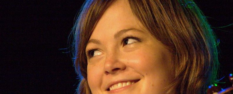 Sara Watkins- Fotocredits: Forrest L. Smith, III - Wiki Commons CC-BY-SA-3.0