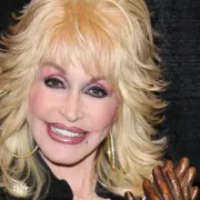 Dolly Parton - Foto: Curtis Hilbun (Wikimedia Commons, CC BY 3.0)