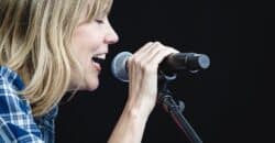 Beth Orton (cropped) - Attribution: Paul Hudson from United Kingdom, CC BY 2.0, via Wikimedia Commons