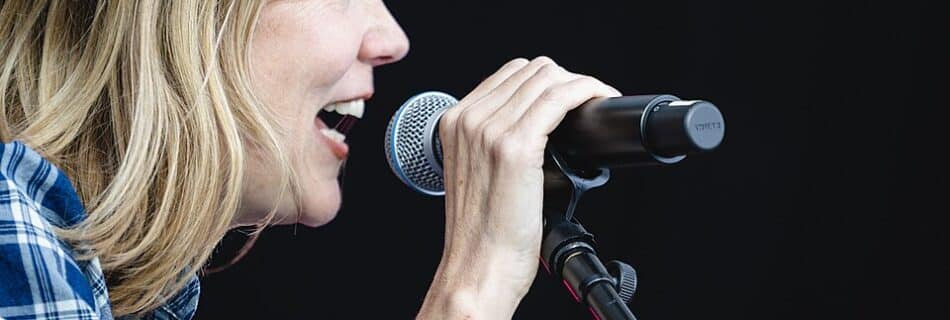Beth Orton (cropped) - Attribution: Paul Hudson from United Kingdom, CC BY 2.0, via Wikimedia Commons