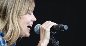 Beth Orton (cropped) - Attribution: Paul Hudson from United Kingdom, CC BY 2.0, via Wikimedia Commons